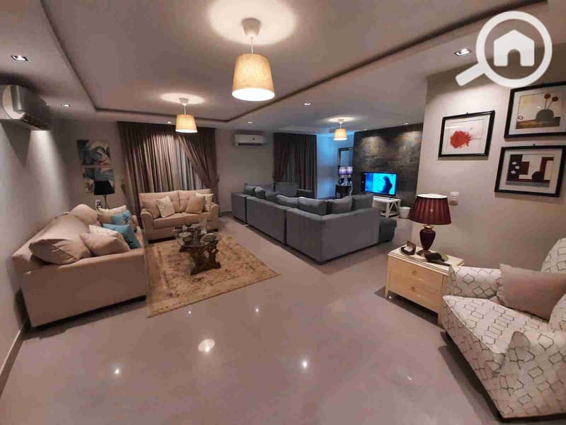 Furnished apartment for rent with two bedrooms, 2 bathrooms, a kitchen, and a living room for rent in the best location in Giza city, Mohandeseen, Sphinx Square in Mohandeseen, with all services nearby including hospitals, cafes, restaurants, schools, and universities. The apartment includes all services such as air conditioning, a refrigerator, a dining table, electric heaters, a kitchen, and a living room. - Widok 3