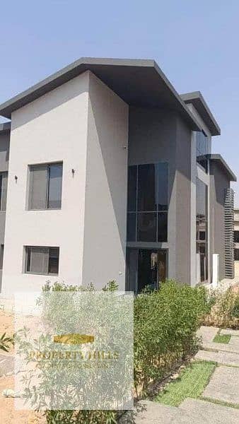 5 Bedroom Townhouse for Sale in New Cairo, Cairo - استلم فيلا في التجمع بالسعر القديم مطلوب 2مليون و200 الف وهتقسط الباقي