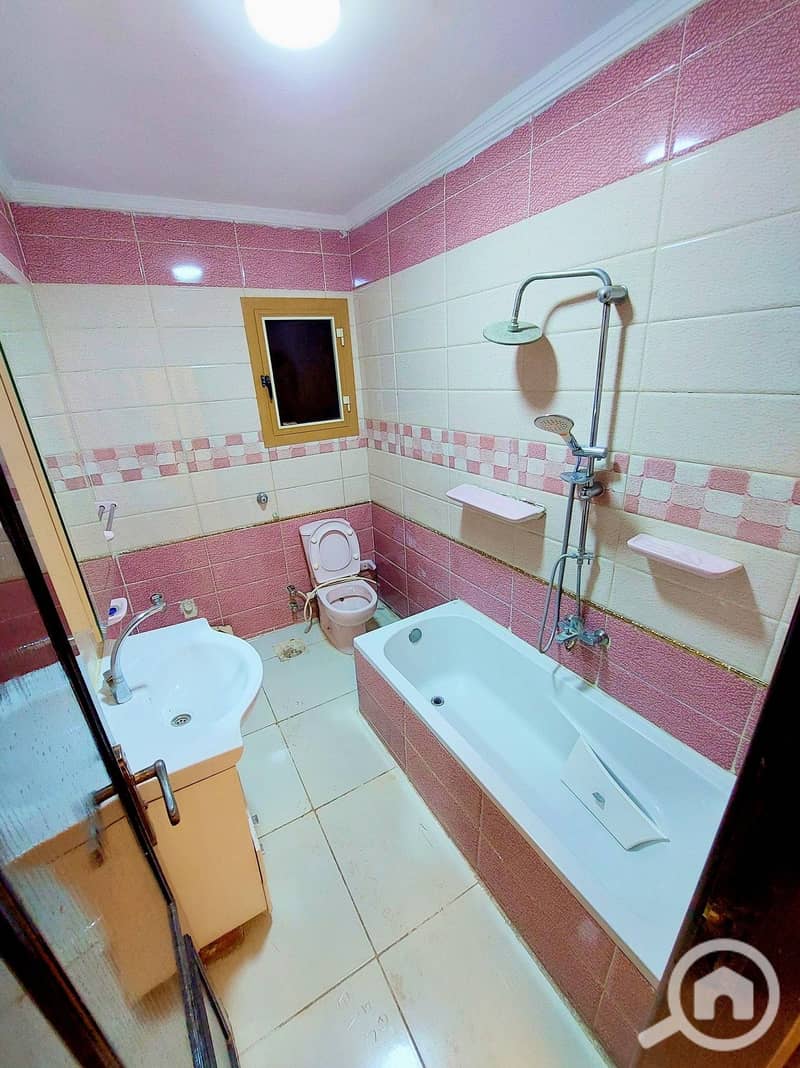 For sale: 160 m² with 3 bedrooms, 3 reception rooms, 2 bathrooms, 12 floors on Al-Issawi Main Street, Miami. Total cost: 4 million and 250 thousand. - Mehr