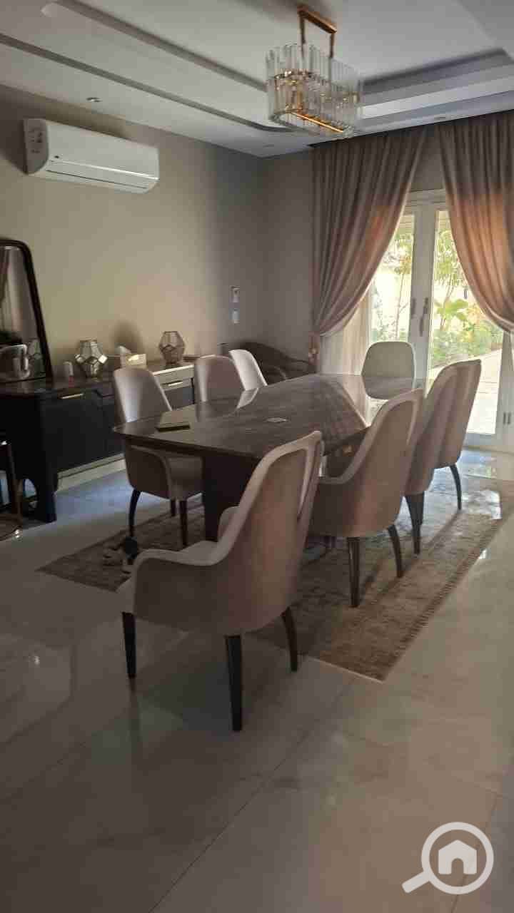 Villa for rent in Tayba Park Compound, New Cairo, Fifth Settlement. Prime location.  Ground and first floors plus a roof terrace.  Ground floor: 4 reception rooms, guest bathroom, large kitchen, and a bedroom with an ensuite bathroom.  Large garden and ga - Widok 2