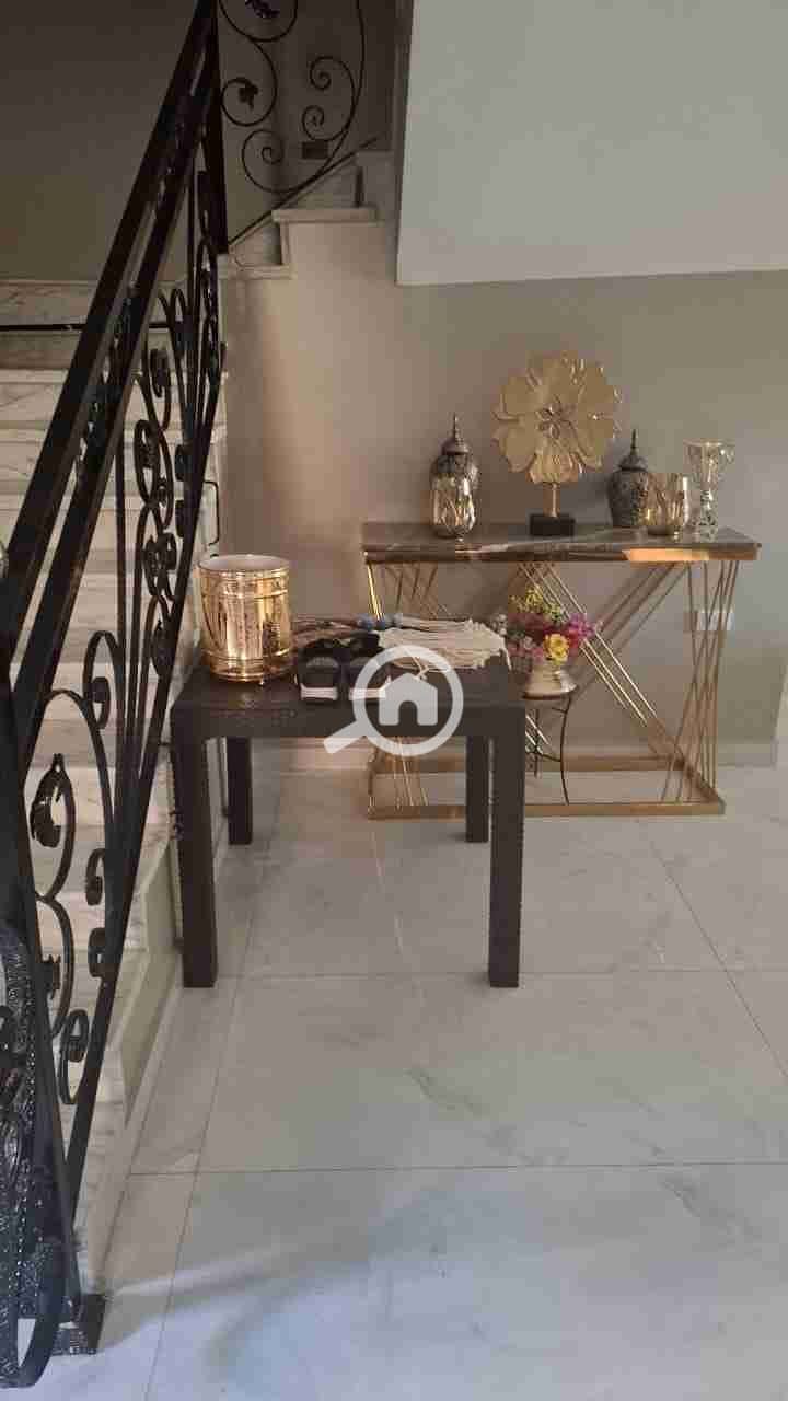 Villa for rent in Tayba Park Compound, New Cairo, Fifth Settlement. Prime location.  Ground and first floors plus a roof terrace.  Ground floor: 4 reception rooms, guest bathroom, large kitchen, and a bedroom with an ensuite bathroom.  Large garden and ga - Widok 3