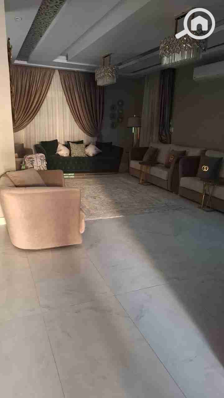 Villa for rent in Tayba Park Compound, New Cairo, Fifth Settlement. Prime location.  Ground and first floors plus a roof terrace.  Ground floor: 4 reception rooms, guest bathroom, large kitchen, and a bedroom with an ensuite bathroom.  Large garden and ga - Widok 4