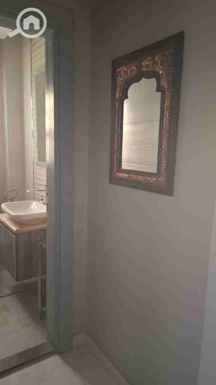 Villa for rent in Tayba Park Compound, New Cairo, Fifth Settlement. Prime location.  Ground and first floors plus a roof terrace.  Ground floor: 4 reception rooms, guest bathroom, large kitchen, and a bedroom with an ensuite bathroom.  Large garden and ga - Widok 5