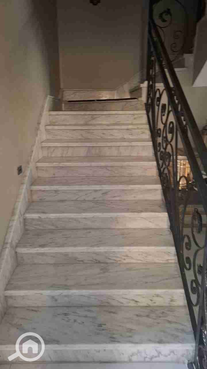 Villa for rent in Tayba Park Compound, New Cairo, Fifth Settlement. Prime location.  Ground and first floors plus a roof terrace.  Ground floor: 4 reception rooms, guest bathroom, large kitchen, and a bedroom with an ensuite bathroom.  Large garden and ga - Widok 6