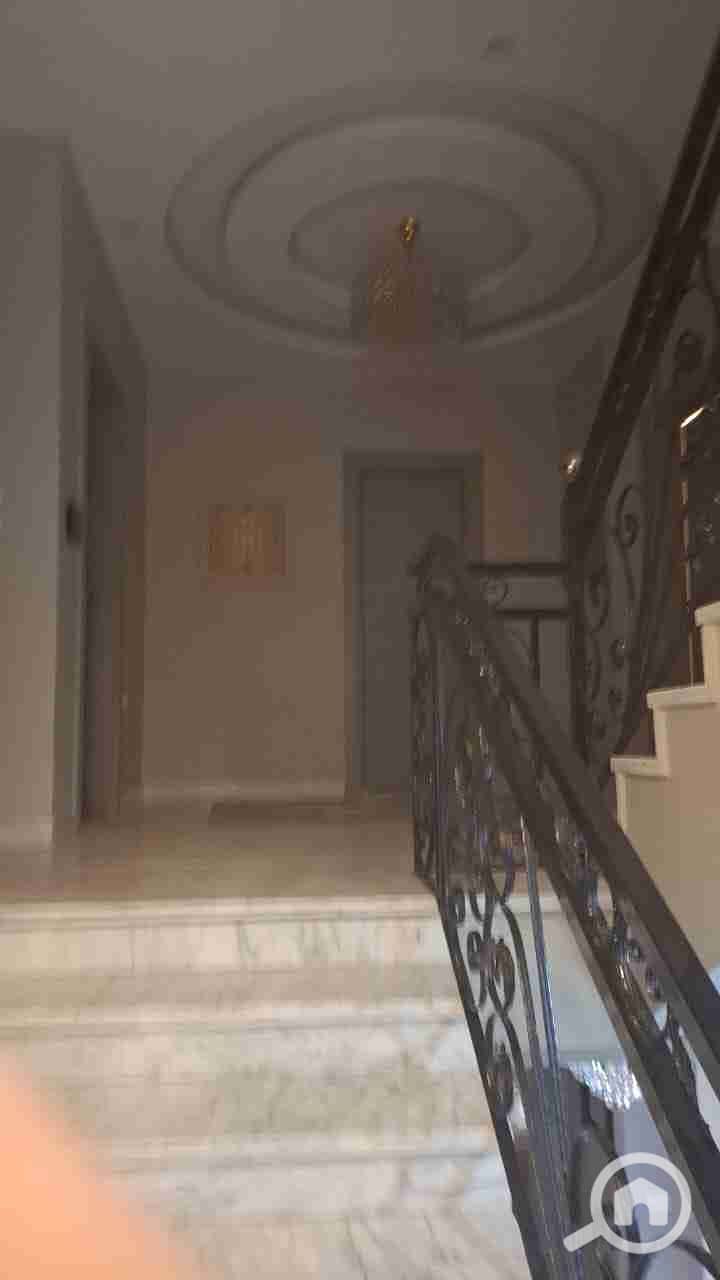 Villa for rent in Tayba Park Compound, New Cairo, Fifth Settlement. Prime location.  Ground and first floors plus a roof terrace.  Ground floor: 4 reception rooms, guest bathroom, large kitchen, and a bedroom with an ensuite bathroom.  Large garden and ga - Więcej