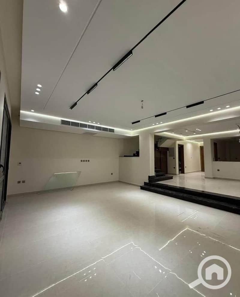 Townhouse corner for sale in a prime location with a landscape view inside Lake West Compound, ready to move in front of Beverly Hills, Sheikh Zayed – další