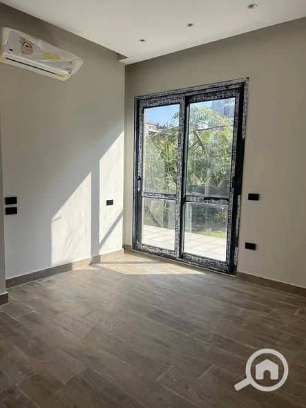 APARTMENT for sale in Zomra Compound on North 90th Street, directly wall-to-wall with Al Marasem and Palm Hills, in the heart of Golden Square. - Widok 3