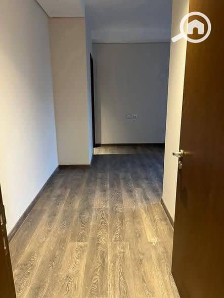 APARTMENT for sale in Zomra Compound on North 90th Street, directly wall-to-wall with Al Marasem and Palm Hills, in the heart of Golden Square. - Widok 5