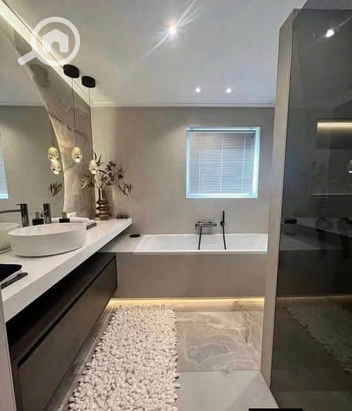 APARTMENT for sale in Zomra Compound on North 90th Street, directly wall-to-wall with Al Marasem and Palm Hills, in the heart of Golden Square. - Widok 6