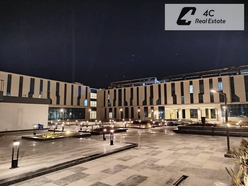 For a quick sale at lowest price in market Clinic fully finished with AC's ready to move View of the plaza in the OZONE Project In the heart of Al Nar - Więcej