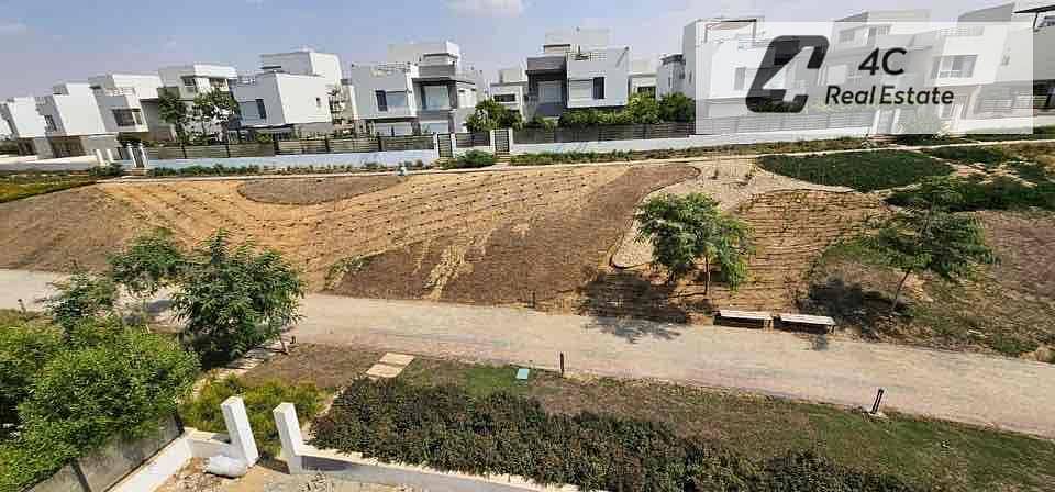 For sale ready to move standalone villa corner with 5 bedrooms in open view landscape view in compound hyde park new cairo - Widok 4