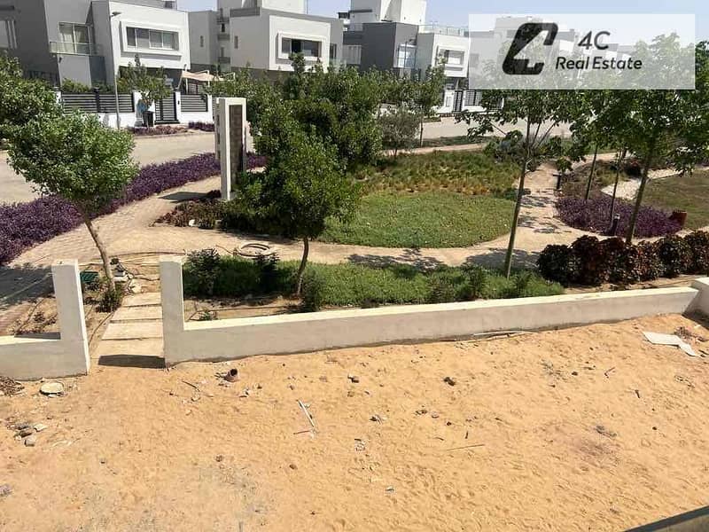 For sale ready to move standalone villa corner with 5 bedrooms in open view landscape view in compound hyde park new cairo - Więcej