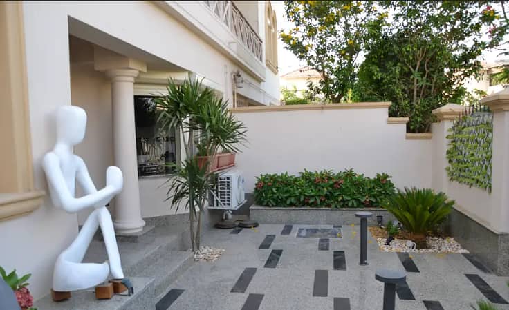 As new. The villa is in the centre of a very lively and high-class area of Zayed. Distinguished style and top-class finishing. Installed “Smart Home” – pohled 4