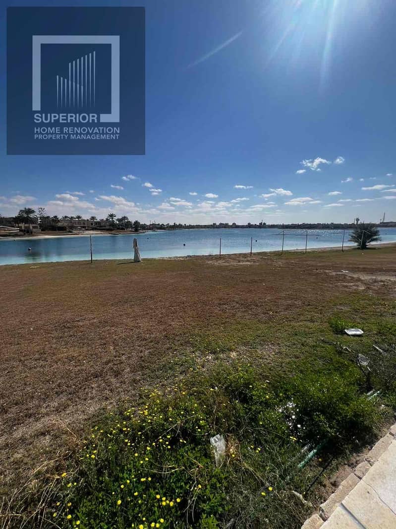 First row villa overlooking a rocky and sandy lake with a private paved beach. Prime location, stunning views. Price negotiable. A unique opportunity for sale. – pohled 2
