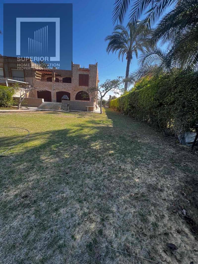 First row villa overlooking a rocky and sandy lake with a private paved beach. Prime location, stunning views. Price negotiable. A unique opportunity for sale. – pohled 3