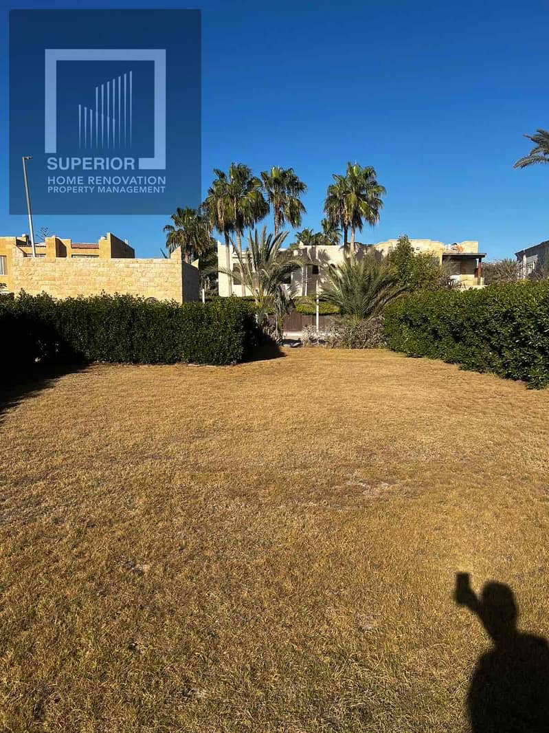 First row villa overlooking a rocky and sandy lake with a private paved beach. Prime location, stunning views. Price negotiable. A unique opportunity for sale. – pohled 6
