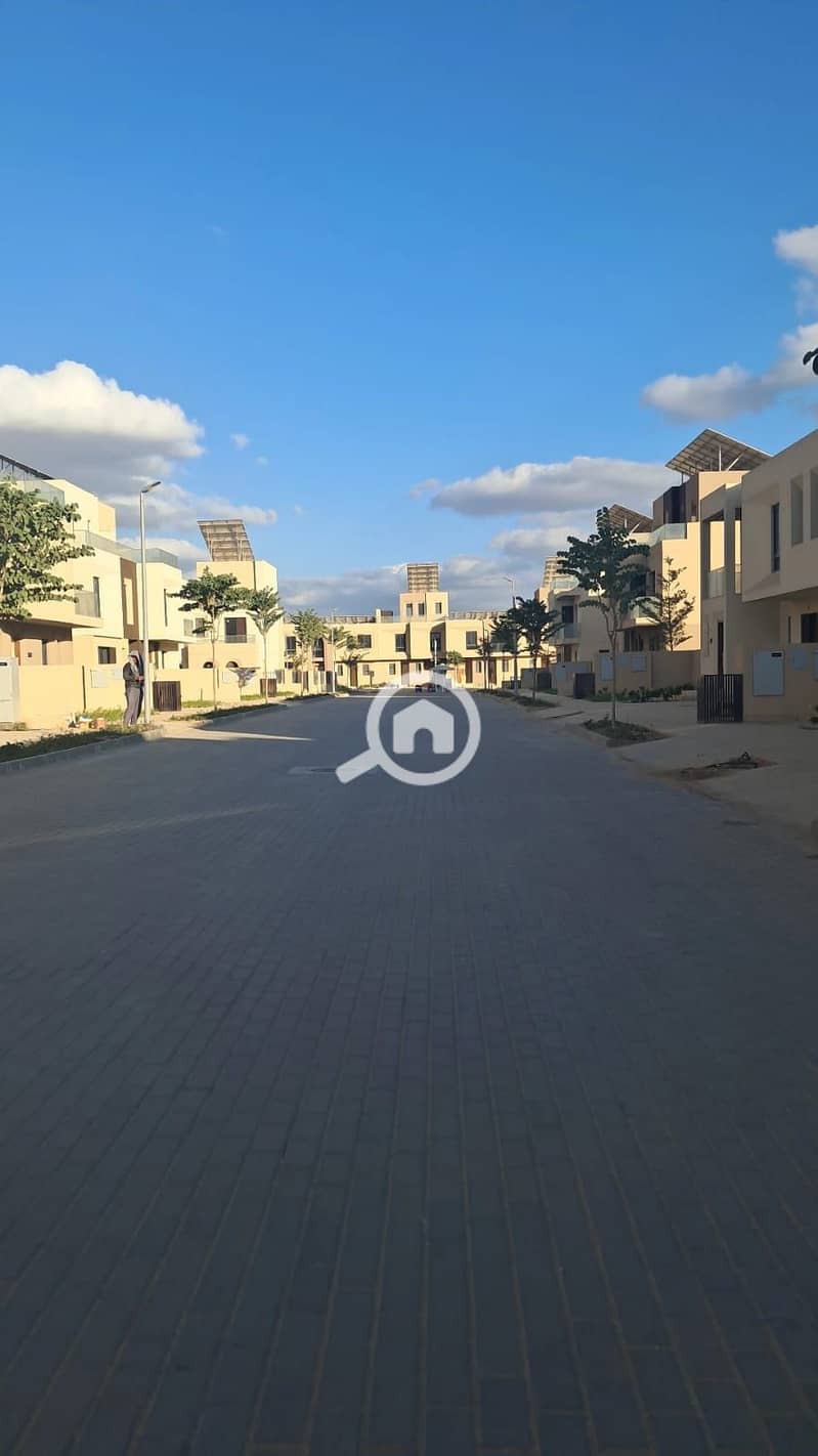 Receive immediately a villa at a bargain price for sale in Karmell Compound by SODIC, prime location in New Zayed, near El Dabaa axis. - Mehr