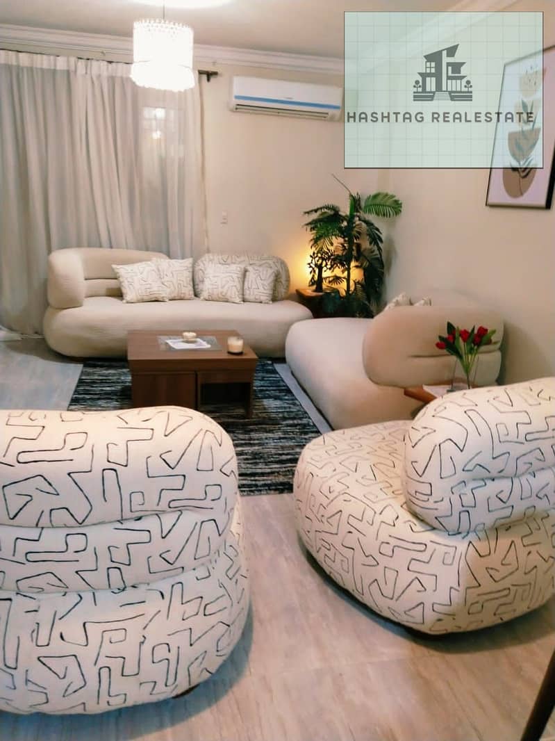 Hotel apartment for rent inside a compound in the heart of Sheikh Zayed, fully furnished with hotel furniture, fully air-conditioned, in the Janna Zayed compound, consisting of 3 rooms and 3 bathrooms, located on an elevated ground floor. - Więcej