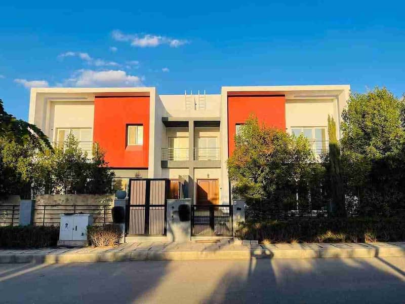 For sale in Madinaty, a Modern Townhouse Villa model i with a wide garden view, ultra-super finishes, with a land area of 320m and a built-up area of 231m in a very special location just steps away from services, the mosque, the market, and South Park, in Madinaty, New Cairo. - Ansicht 2