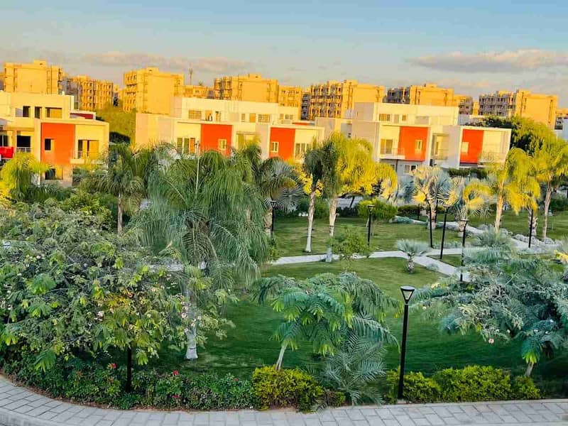 For sale in Madinaty, a Modern Townhouse Villa model i with a wide garden view, ultra-super finishes, with a land area of 320m and a built-up area of 231m in a very special location just steps away from services, the mosque, the market, and South Park, in Madinaty, New Cairo. - Ansicht 3