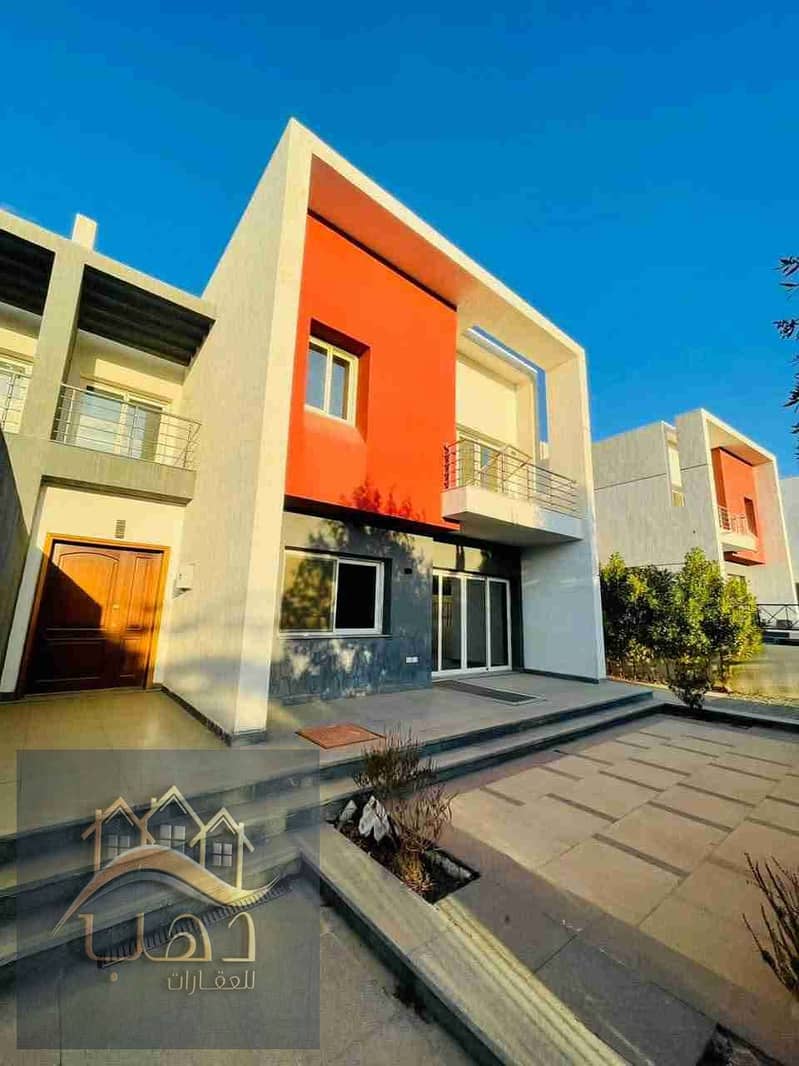 For sale in Madinaty, a Modern Townhouse Villa model i with a wide garden view, ultra-super finishes, with a land area of 320m and a built-up area of 231m in a very special location just steps away from services, the mosque, the market, and South Park, in Madinaty, New Cairo. - Mehr