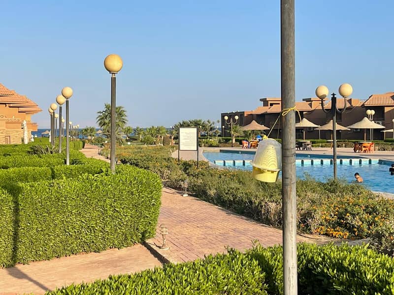 Ground floor chalet with garden for sale in Malibu Village, Ain Sokhna, furnished and equipped, with a distinctive view. – pohled 2