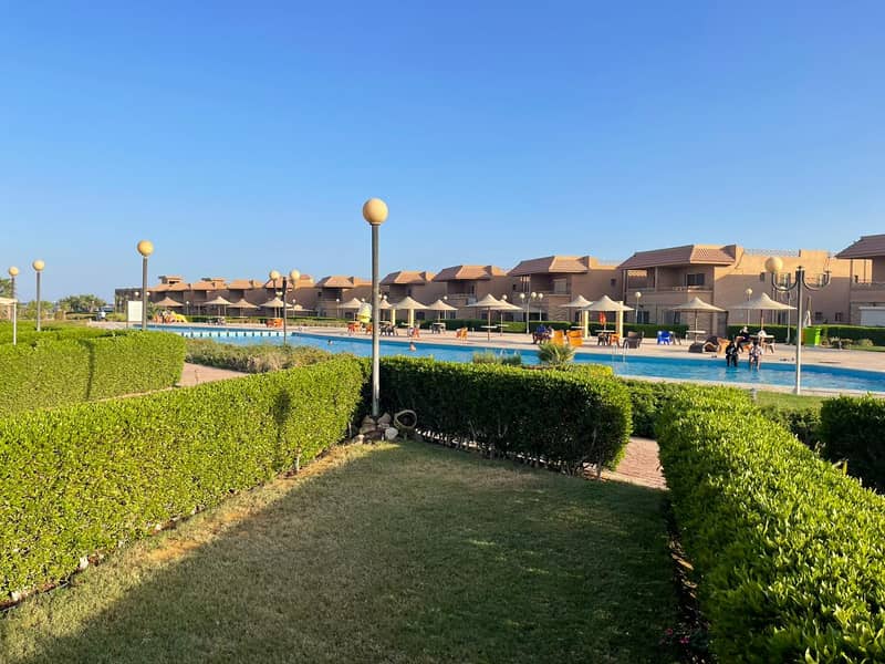 Ground floor chalet with garden for sale in Malibu Village, Ain Sokhna, furnished and equipped, with a distinctive view. – pohled 3