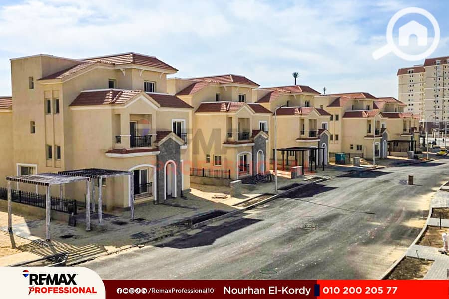 Immediate delivery prime location open view overlooking lake and plaza townhouse for sale in Sawary - Więcej