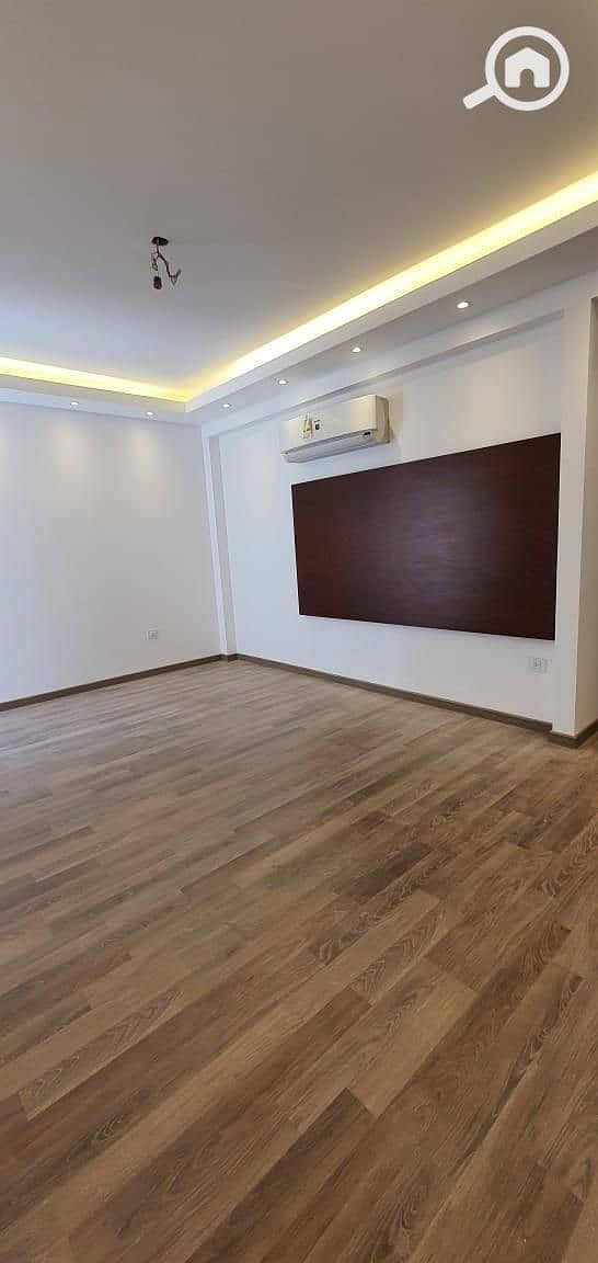 I Villa Garden For Rent 3 bedrooms Semi Furnished prime location view Main Valley in mountain view Executive - Bild 4
