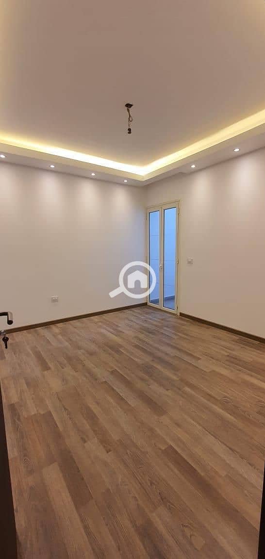 I Villa Garden For Rent 3 bedrooms Semi Furnished prime location view Main Valley in mountain view Executive - Fler