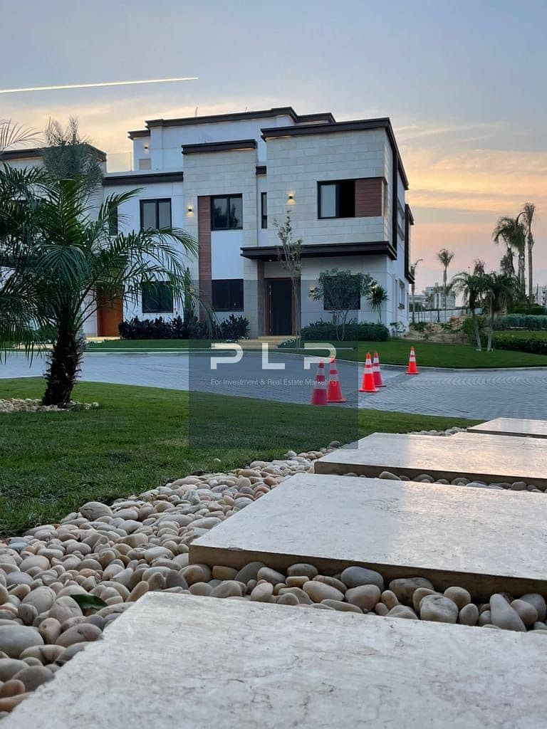 Corner townhouse for sale below market price in the heart of Fifth Settlement in Azzar 1 Compound, ready to move with an open view of the landscape - Mehr