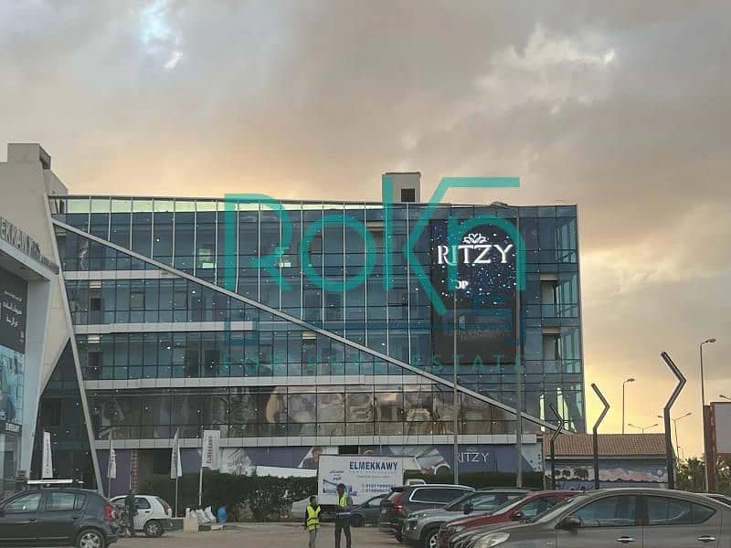 Fully finished office with air conditioning in a prime location in Ritzy Mall, Sheikh Zayed - Widok 4