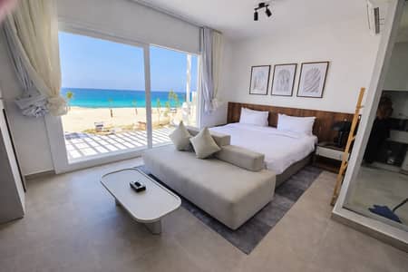 2 Bedroom Chalet for Sale in North Coast, Matruh - غرفة فندقية مطلة على الشاطئ. png