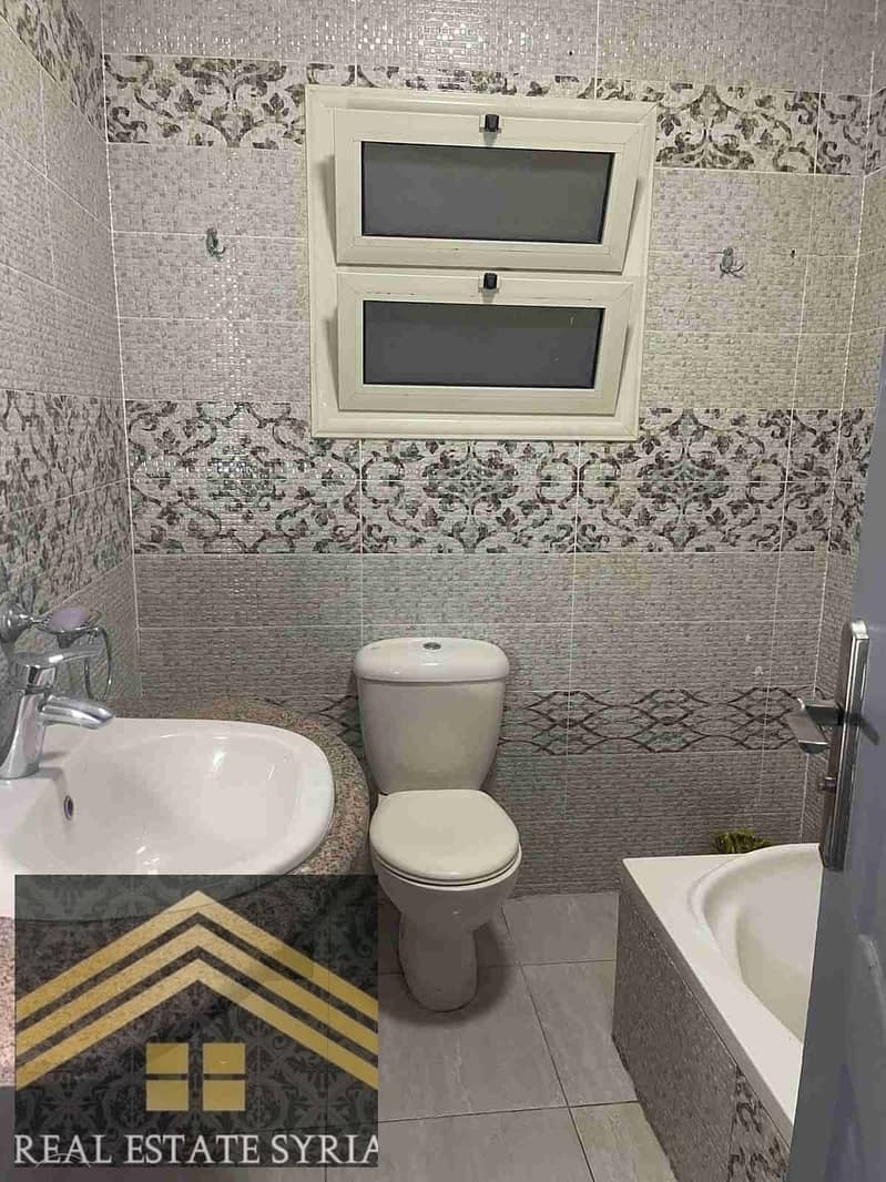 Furnished apartment for rent daily or monthly next to the Suez Road and the entrance to the City of Al-Shorouk, with a private entrance and an air-conditioned garden. - Fler