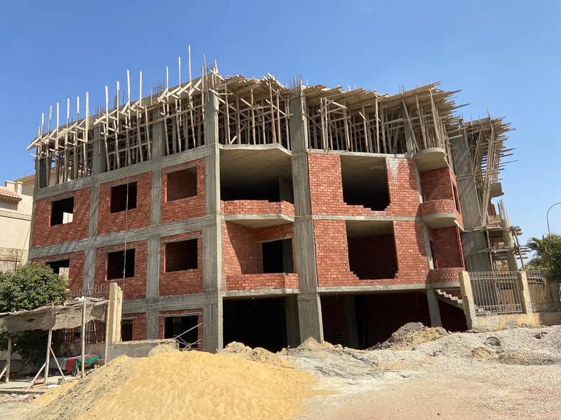 240 sq m corner apartment with a landscape view, West Somed 6th of October, a great opportunity! 4 rooms at a commercial price, steps from Al-Mufti Mo - Bild 2