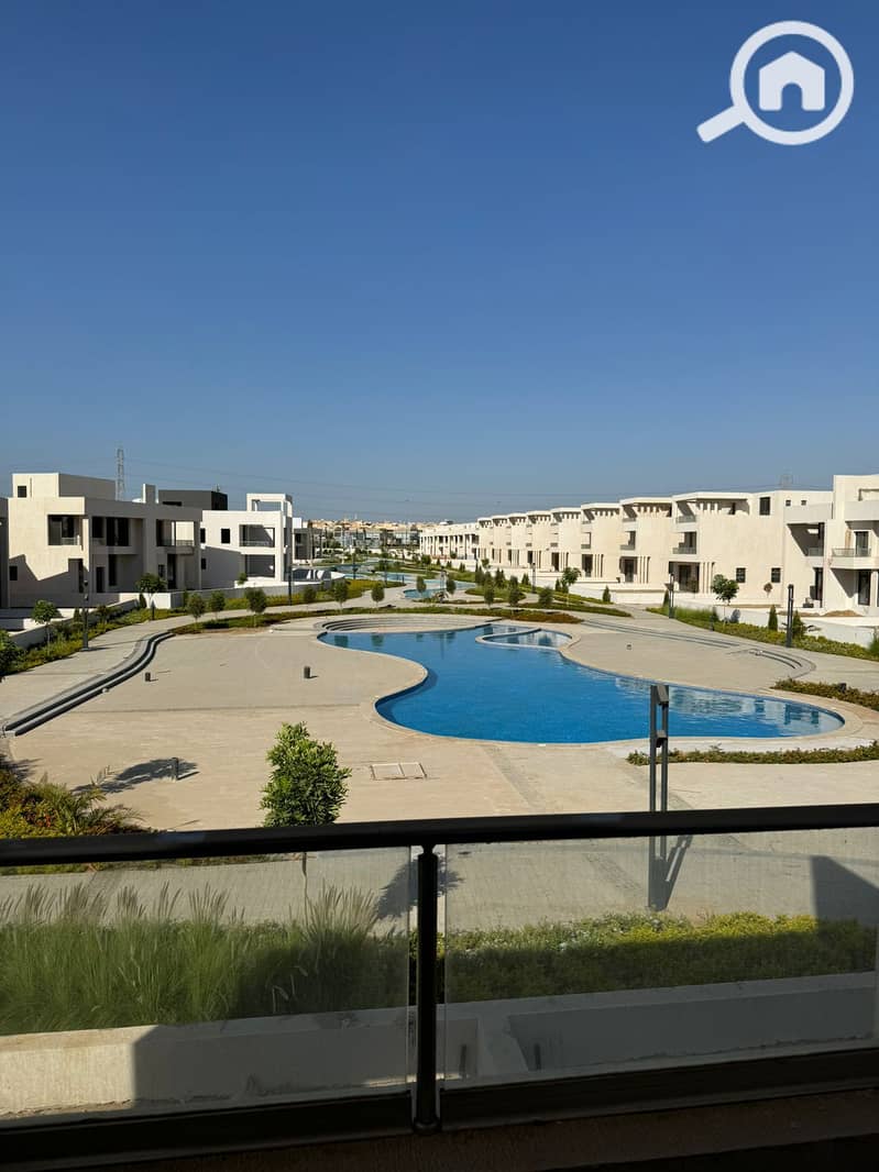 Townhouse Villa for Sale at a Special Price in Sheikh Zayed, Lake West Compound - Więcej