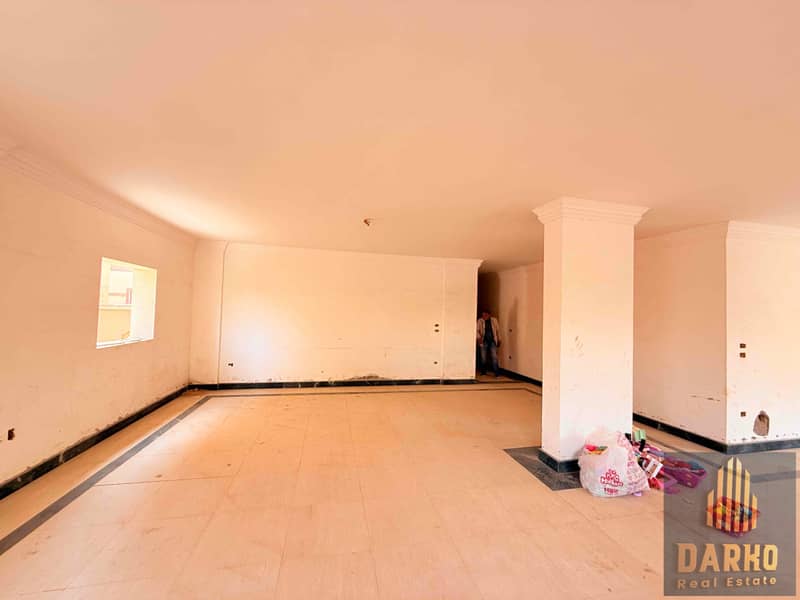 Villa for sale 600 meters west of Sumid at a commercial price with a landscape view, fully built with a basement, ground floor, two repeated floors, and a rooftop. 4/3 finishing with a view of a garden. Opportunity, the floor has one unit, a great deal. - Widok 5
