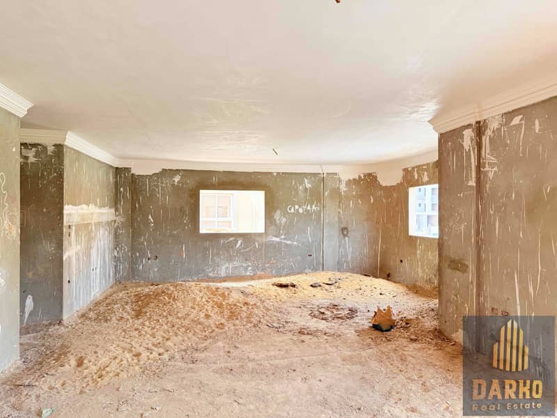 Villa for sale 600 meters west of Sumid at a commercial price with a landscape view, fully built with a basement, ground floor, two repeated floors, and a rooftop. 4/3 finishing with a view of a garden. Opportunity, the floor has one unit, a great deal. - Więcej