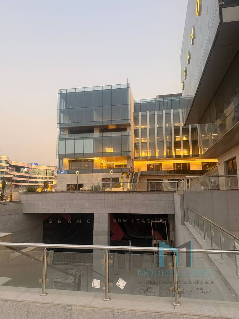 Own your retail unit in the heart of New Cairo, directly on Gamal Abdel Nasser Axis with a down payment of 815,000 EGP and installments over 10 years. - Widok 3