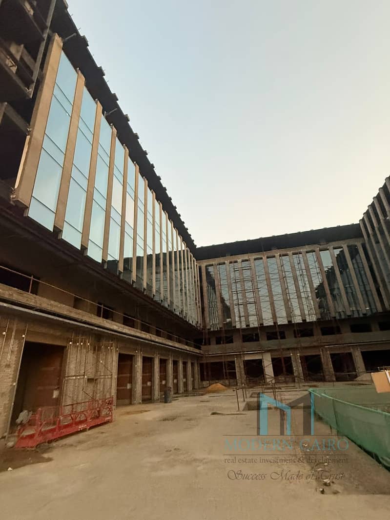 Own your retail unit in the heart of New Cairo, directly on Gamal Abdel Nasser Axis with a down payment of 815,000 EGP and installments over 10 years. - Więcej