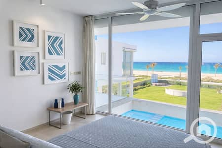 2 Bedroom Chalet for Sale in North Coast, Matruh - غرفة نوم مع إطلالة بحرية جميلة. png