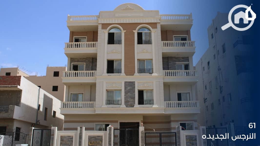In the best location in North Rehab, K-block, own a 140m² ground floor apartment with a 100m² garden, on a corner walkway. Delivery is close to the de - Więcej