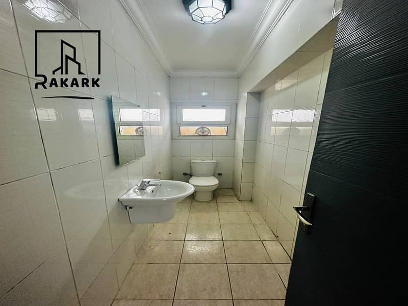 300 m administrative headquarters on the ground floor with a private entrance for rent in Sheraton – další