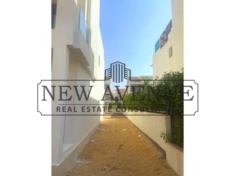 Townhouse Corner Villa 3 Bedrooms 4 Bathrooms 2 living rooms with the Best Layout at Fifth Square Al Marasem New Cairo - Więcej