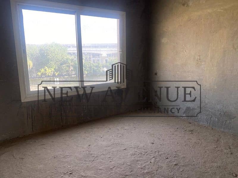 Under market price Standalone corner in katameya palm hills With prime location Ready to Move Semi Finished - Więcej