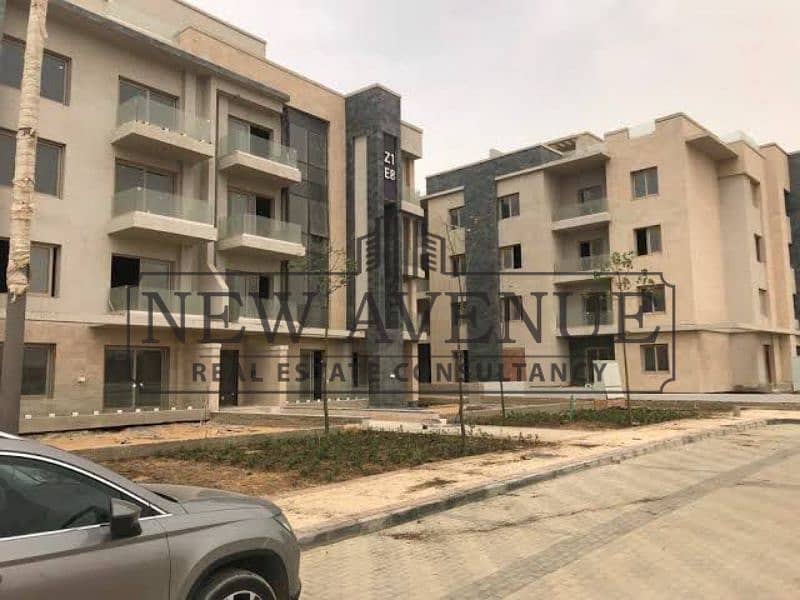 Penthouse in Galleria Moon Valley with Constructed Pool over the Roof Best Price in The Golden Square New Cairo Ready to Move overlooking swimming poo - Widok 2