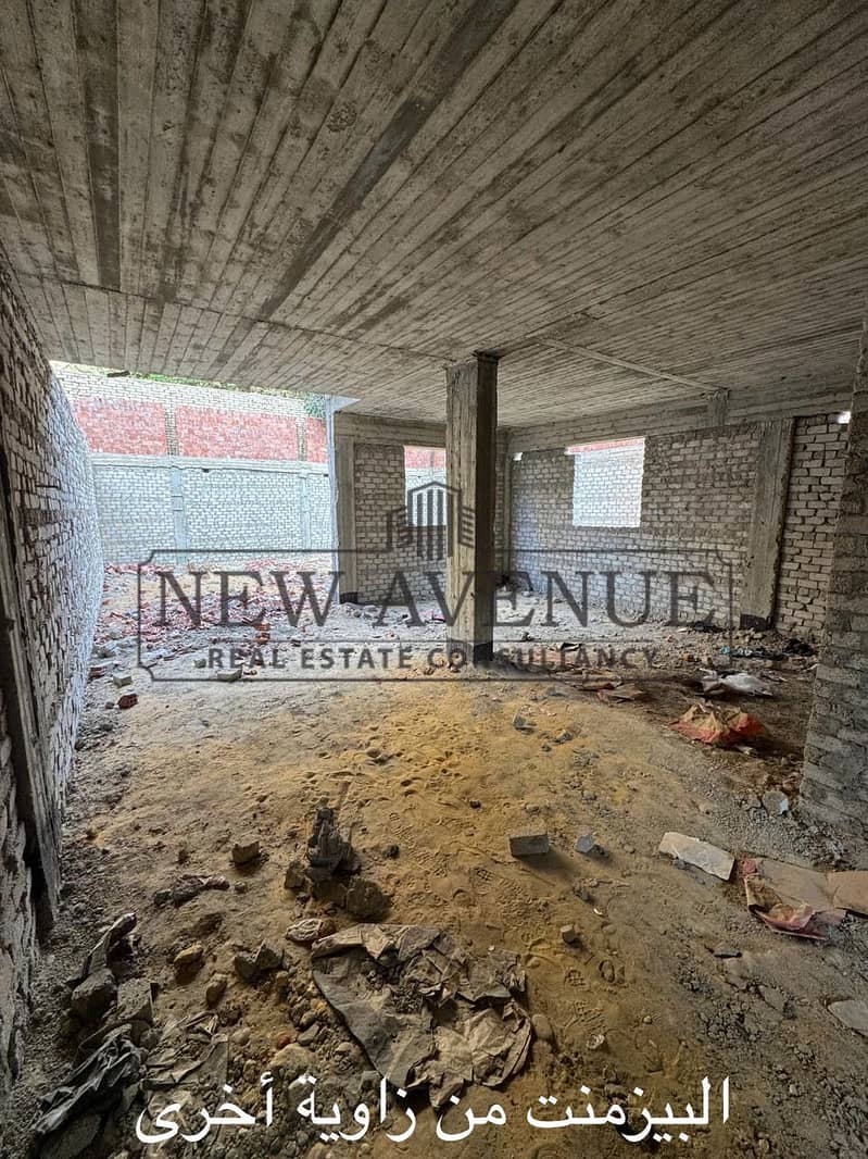 Under Market Price Twinhouse Area 500 meter 5 Bedrooms in Prime Location Infront Of BUE in El Wadi Compound with Downpayment 10 Million Ready To Move - Więcej