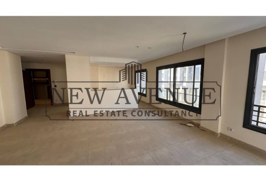 Duplex middle for sale in Trio Gardens New Cairo, BUA 220 SQM, 3 bedrooms, 3 bathrooms, pool, living room – pohled 2