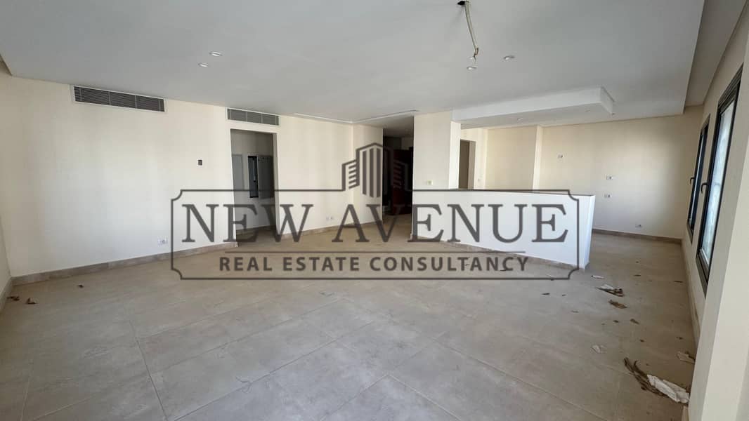 Duplex middle for sale in Trio Gardens New Cairo, BUA 220 SQM, 3 bedrooms, 3 bathrooms, pool, living room – pohled 3