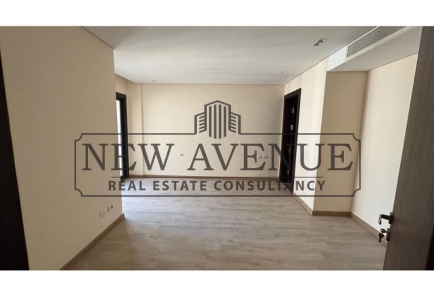 Duplex middle for sale in Trio Gardens New Cairo, BUA 220 SQM, 3 bedrooms, 3 bathrooms, pool, living room – pohled 4